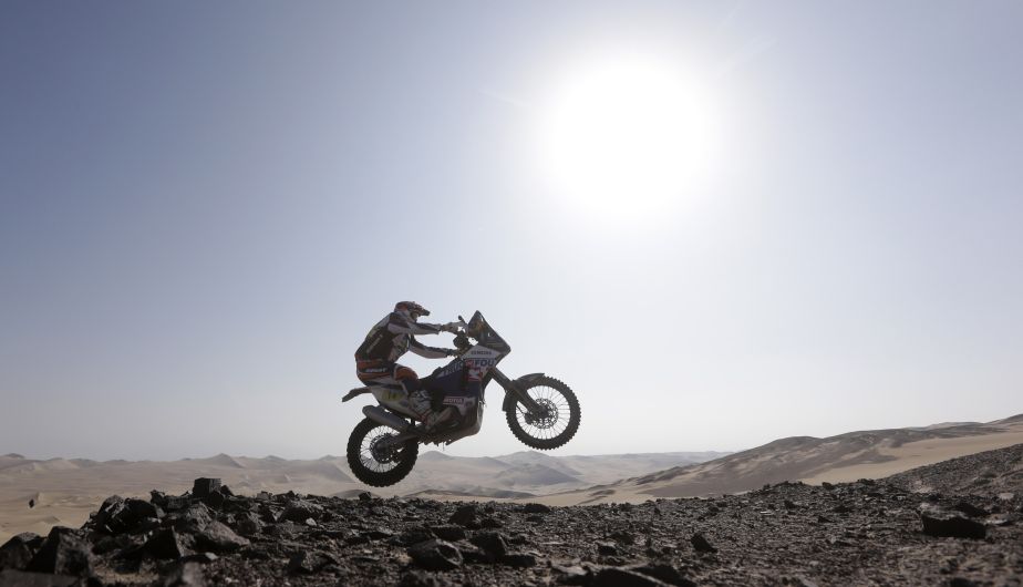 El francés Alain Duclos realiza un salto en su motocicleta Sherco durante la etapa entre Pisoc y Nasca. (Reuters)