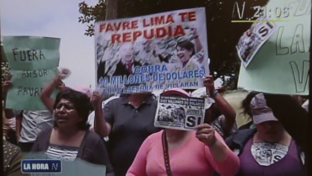 PROTESTA. Manifestantes llegaron al hotel donde se alojará el asesor de Villarán, Luis Favre. (Imagen de TV)