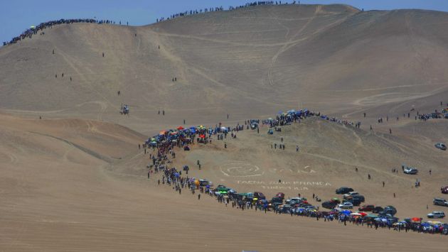 FANÁTICOS. Miles de peruanos siguieron de cerca el Dakar. (Luis Gonzáles)