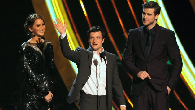 Jennifer Lawrence, Josh Hutcherson y Liam Hemsworth  aceptan el premio por \'Juegos de hambre\' (AP).