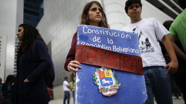 Incertidumbre. Jóvenes venezolanos no saben qué va a pasar ante la ausencia de Chávez. (Reuters)
