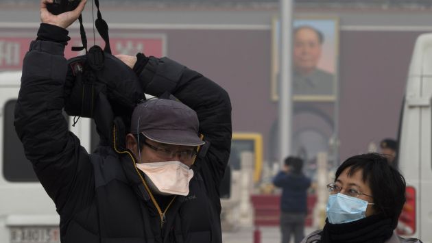 Peligro. La niebla tóxica impide la visibilidad en calles de Pekín. (AP)