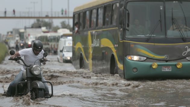 Cientos de limeños se vieron afectados con inundación en el kilómetro 17 de la Panamericana Sur. (César Fajardo)