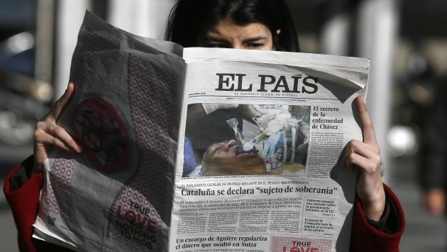 PATINADA. El País no pudo impedir la distribución de ejemplares con la foto falsa en su portada. (Reuters)