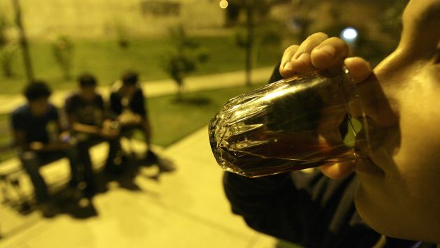 PELIGROSO. El consumo de licor genera el uso de las drogas. (Perú21)