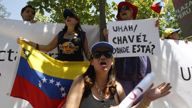 SE BUSCA. Un grupo venezolano radicado en Chile exige explicaciones sobre la salud del mandatario. (AP)