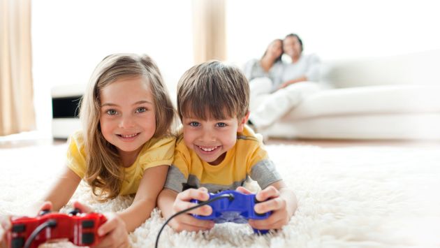 Supervisión. El monitoreo de los padres es vital para saber qué videojuegos usan los hijos. 