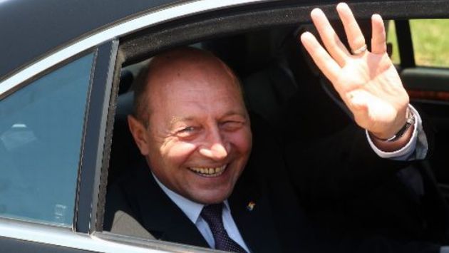 Basescu arribó en un vuelo privado a la base aérea del grupo militar número 8. (Andina)