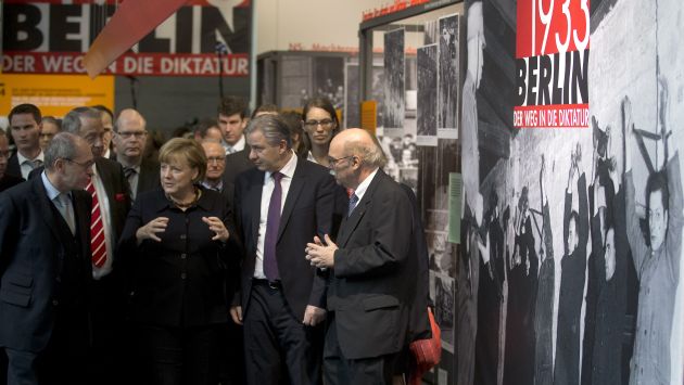 Merkel inauguró hoy una exposición sobre la llegada de Adolf Hitler al poder. (AP)