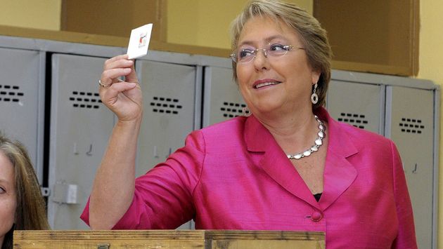Bachelet aún no anuncia que postulará a comicios, pero lo haría en marzo próximo. (Reuters)
