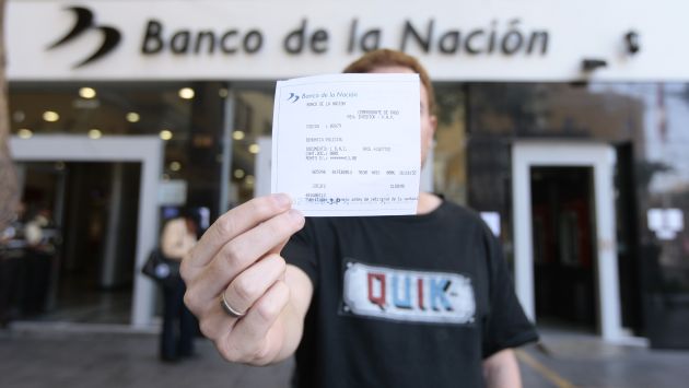 Desacuerdo. Ciudadanos se sorprendieron con las nuevas tarifas en el Banco de la Nación. (Rochi León)