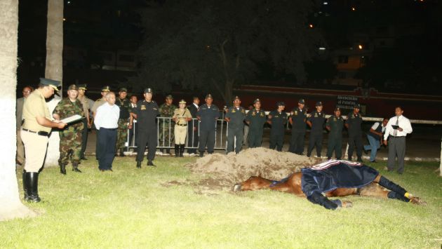 Víctima de la violencia. Ministro Wilfredo Pedraza asistió al entierro de yegua de la Policía. (Rolando Ángeles)