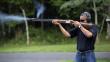 Publican foto de Barack Obama disparando y se desata polémica