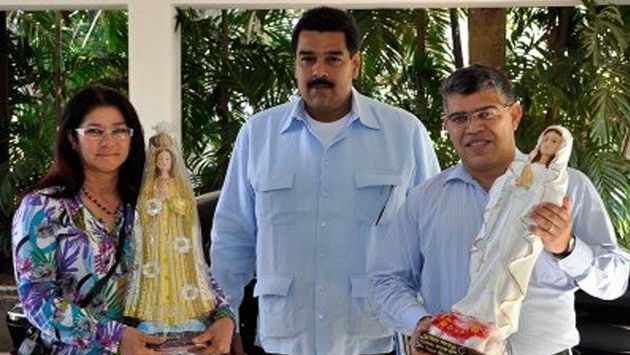 le tienen fe. Maduro y Jaua le llevaron dos vírgenes a Chávez. (---)