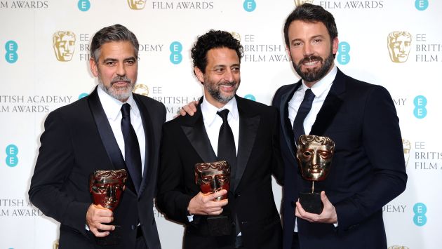 Affleck junto a George Clooney y Grant Heslvov, productores de ‘Argo’. (AP)
