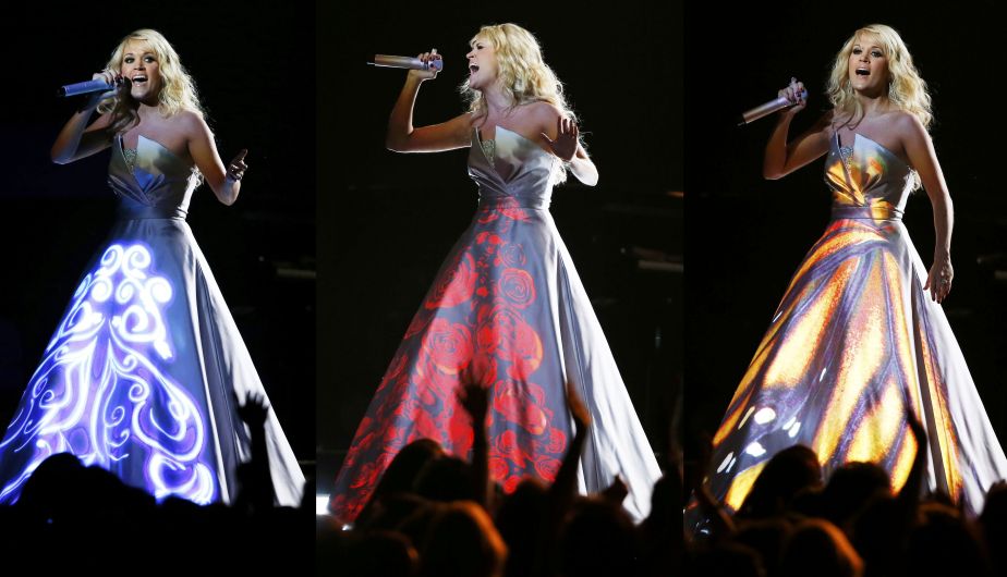 Carrie Underwood usó su vestido como ecran durante su presentación en los Grammy. (Reuters)