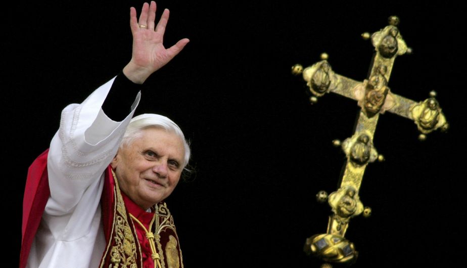 El cardenal alemán Joseph Ratzinger se asoma a un balcón de la Basílica tras ser electo Papa el 19 de abril de 2005. (Reuters)