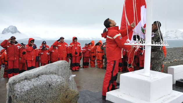 SU NOMBRE EN EL HIELO. Jefe de Estado celebró los 25 años de la primera exploración a la Antártida. (Andina)