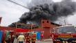 FOTOS: Gran incendio consumió fábrica de plásticos en San Juan de Lurigancho