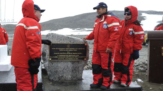 SU SELLO. Ollanta Humala también quiso dejar huella de su paso por la Antártida. (Andina)