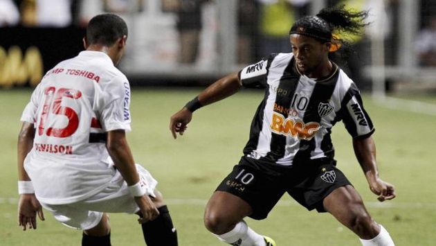 Ronaldinho fue protagonista en gran triunfo de Atlético Mineiro sobre Sao Paulo. (Reuters)