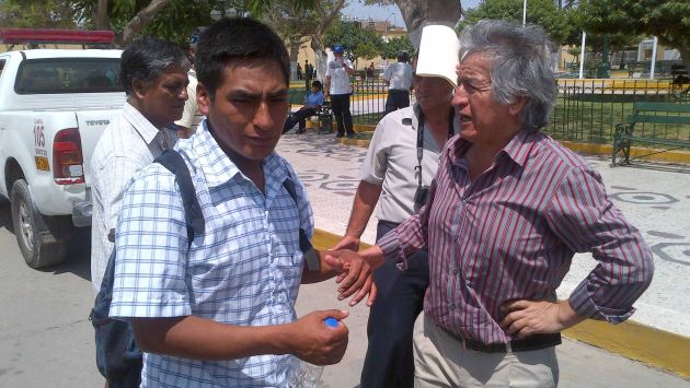 Encuentro del 2 de enero. Congresista Virgilio Acuña dándole indicaciones a Cristóbal Barrios, dirigente de Cañaris. (Difusión)