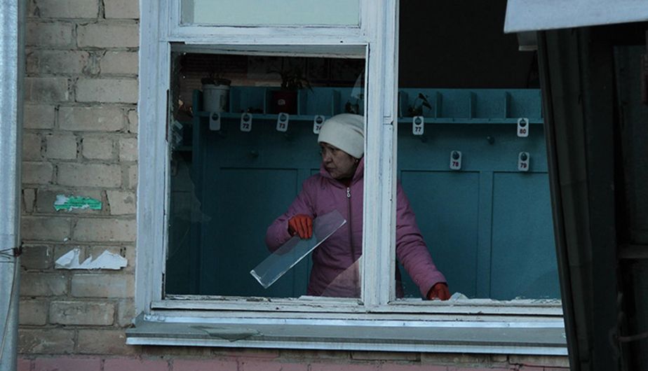 Habitante de Chelyabinsk ve los daños en su casa por las ondas de choque del fenómeno. (AP)