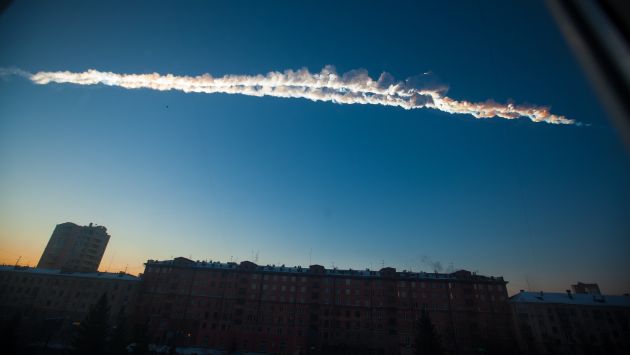 Hipersónico. La estela de nube que dejó el meteorito durante su paso asustó a los pobladores de la ciudad de Cheliábinsk. (AP)
