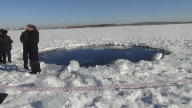 EL CRÁTER. En Rusia, buzos buscaban fragmentos del meteorito. (Reuters)