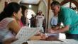 Ecuatorianos residentes en Lima acuden a votar a Consulado