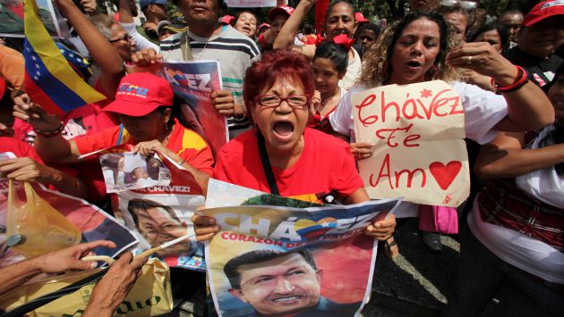 LE HACEN BARRA. Cientos de chavistas acudieron al hospital militar para intentar saludar a su líder. (AP)