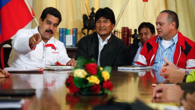 POR CHÁVEZ. Maduro (izquierda) recibió al presidente boliviano, Evo Morales, quien llegó a Caracas. (Reuters)