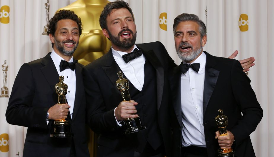 Ben Affleck, George Clooney y Grant Heslov celebran que ‘Argo’ sea la gran ganadora de la noche. (AP)