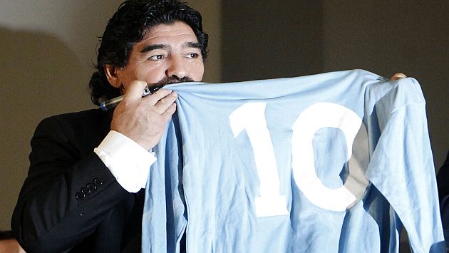 Maradona besó la camiseta con la que tocó la gloria muchas veces. (Reuters)