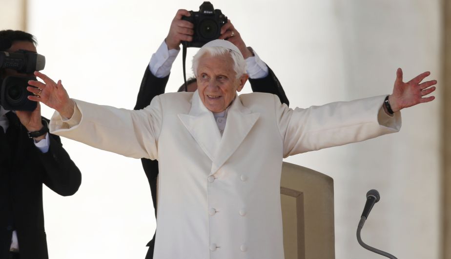 Benedicto XVI tuvo hoy una emotiva despedida en su última audiencia general en la Plaza de San Pedro. (Reuters)