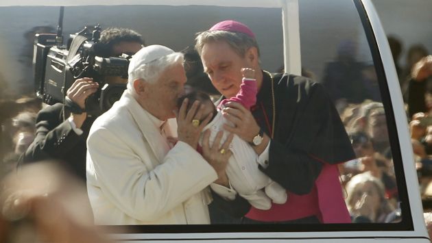 EL RETIRO. El pontífice, quien seguirá recibiendo el trato de “Su Santidad”, fue aclamado por el público. (Reuters)