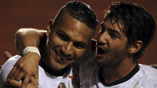 BIEN JUNTITOS. La dupla Pa-Pa funcionó a la perfección. Guerrero suma su gol 14 con el ‘Timao’. (Reuters)