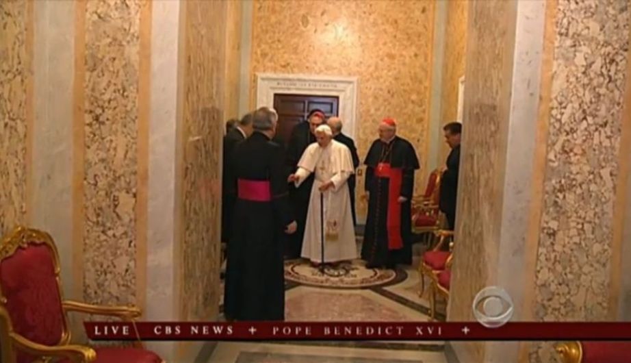 El Papa abandonó su departamento acompañado de sus ayudantes más cercanos. (CBS/TV Vaticano)