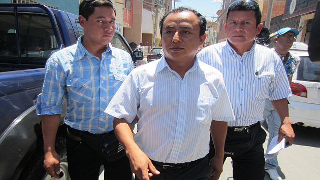 Santos llega a Fiscalía de Chiclayo con sus ‘chalecos’. (Fabiola Valle)