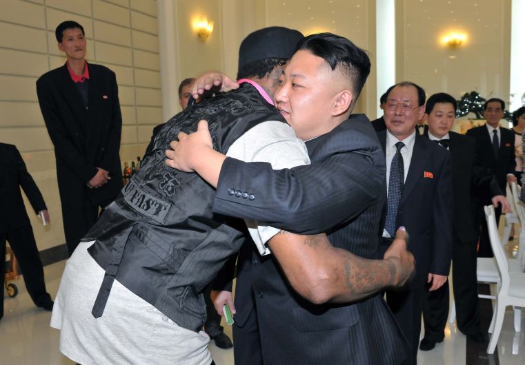 En su visita a Pyongyang, el jugador se deshizo en comentarios hacia el dictador Kim Jong-Un. “Usted tiene un amigo de por vida”, le dijo Rodman. (Reuters)