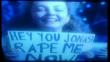 Chile: Polémica por cartel de niña que pide a los Jonas Brothers que la "violen"
