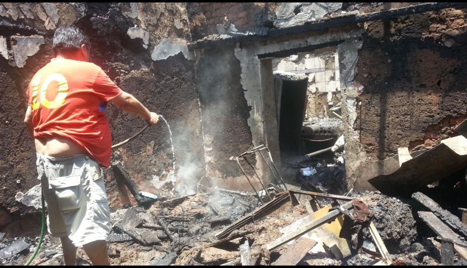 El incendio dejó damnificadas a dos familias de la quinta Virgen de la Merced . Foto: Rudy Jordán