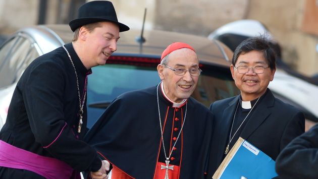 El falso obispo Ralph Napierski (izquierda) saluda al cardenal Sergio Sebiastiana. (AFP)
