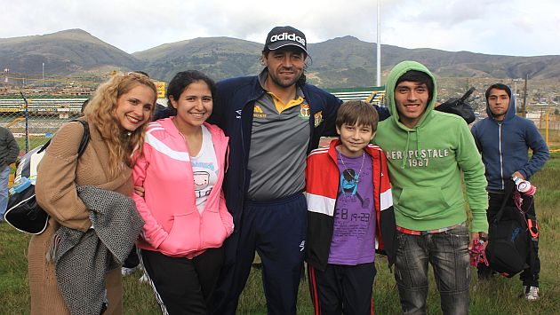 El ‘Checho’ al lado de su esposa Rocío, su hijos Vanina y  Facundo y  su yerno. (Foto:Jhefryn Sedano)