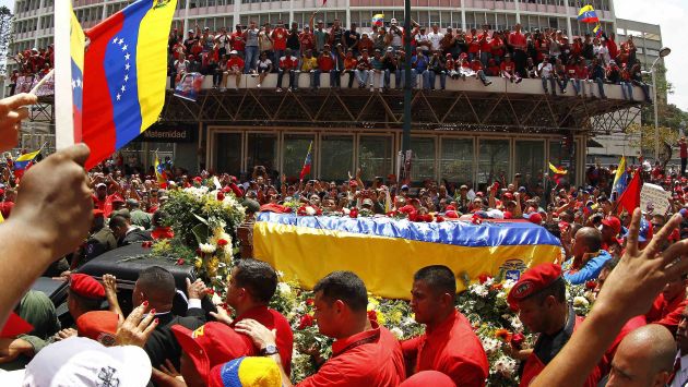 Miles de personas acompañaron el traslado de los restos de Hugo Chávez hasta la Academia Militar, donde es velado. (Reuters)