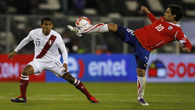 Valdivia estuvo ante Perú en la partido que se jugó en Santiago en 2011. (Reuters)