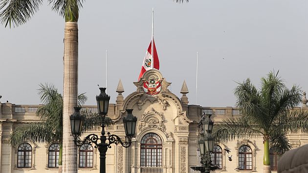 En Palacio de Gobierno la bandera nacional ya luce a media asta. (Martín Pauca)