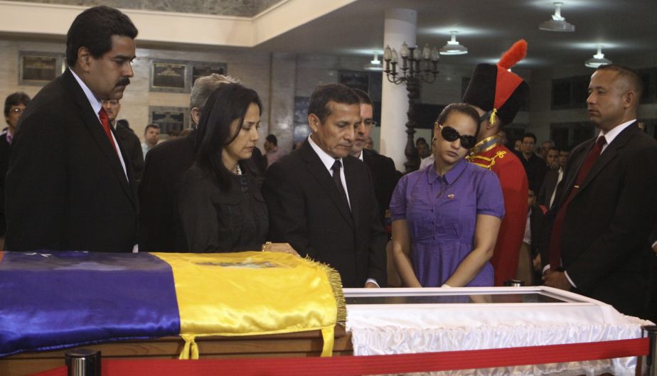 El presidente Ollanta Humala junto a su esposa, la primera dama Nadine Heredia, y el canciller Rafael Roncagliolo. (Reuters)