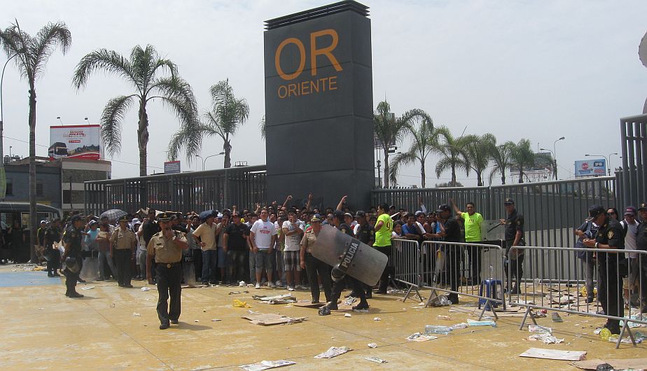 La Policía acudió para evitar cualquier tipo de problemas en el estadio. (Carlos Lara Porras)