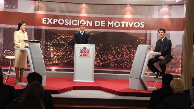 FALTÓ MÁS SABOR. Patricia Juárez (por el Sí) y Eduardo Zegarra (por el No) abrieron el debate. (JNE)